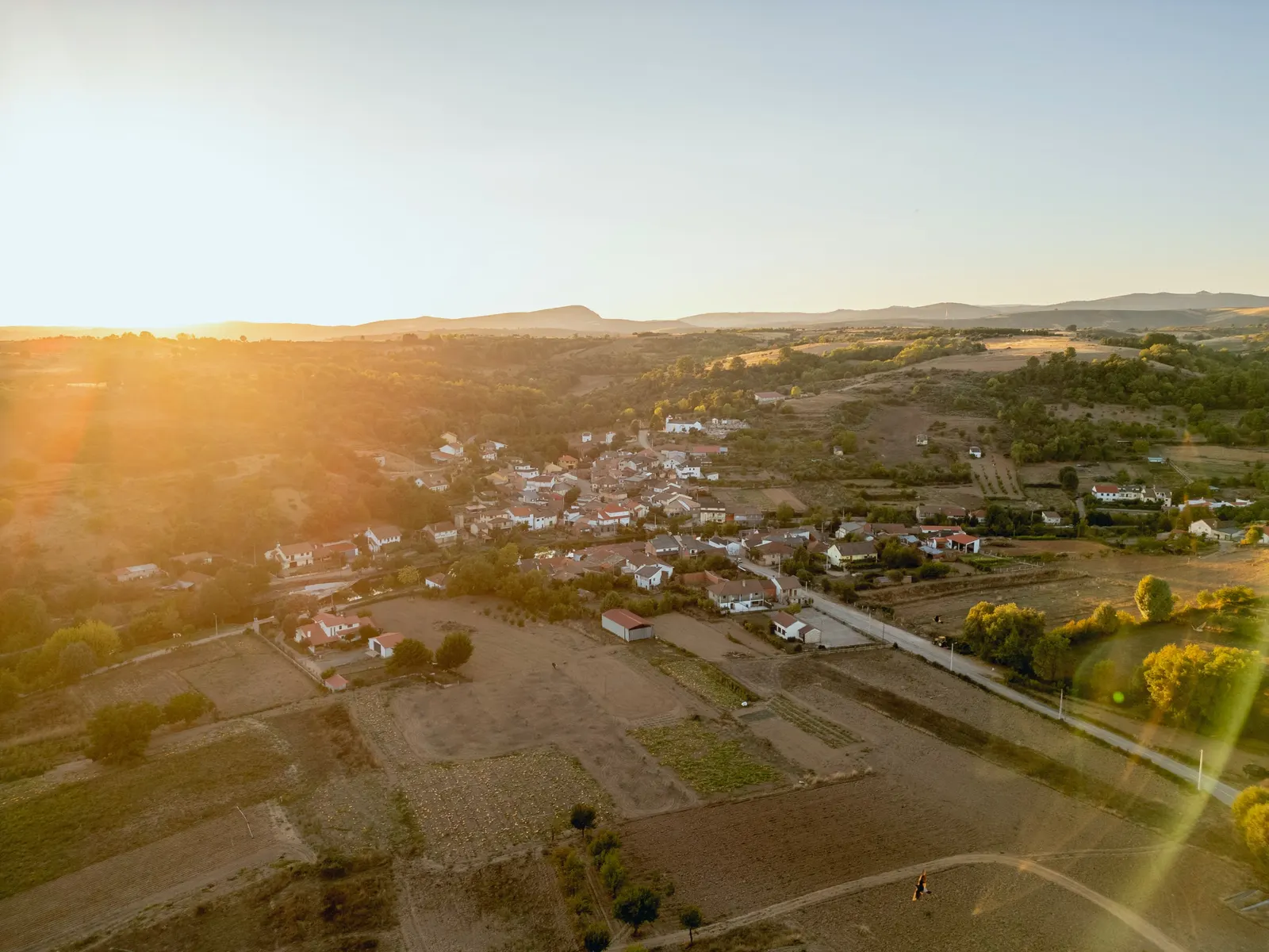 Varge ao entardecer, vista aérea sobre a serra