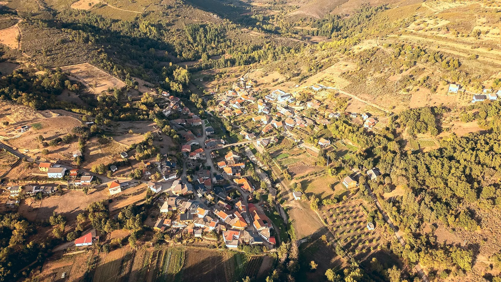 Aveleda vista de cima, entre a serra e os campos