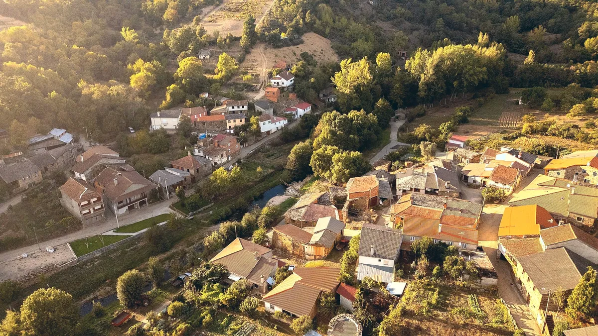 Telhados de Aveleda vistos do ar, junto à ribeira