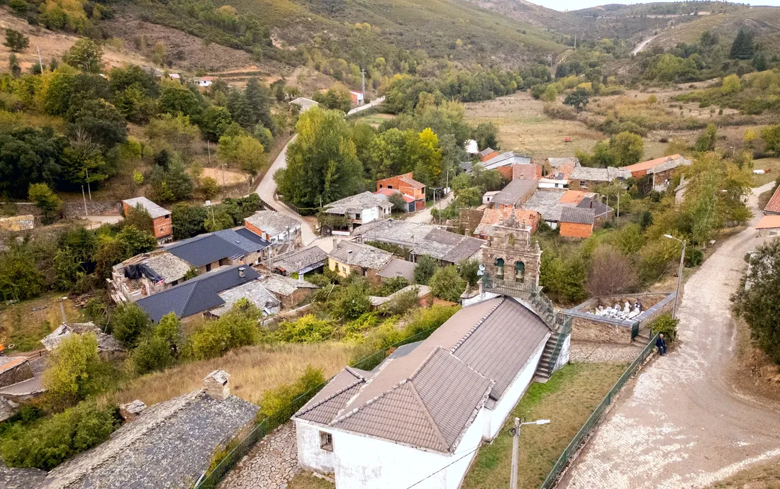 Vista de Guadramil, entre a floresta e os campos