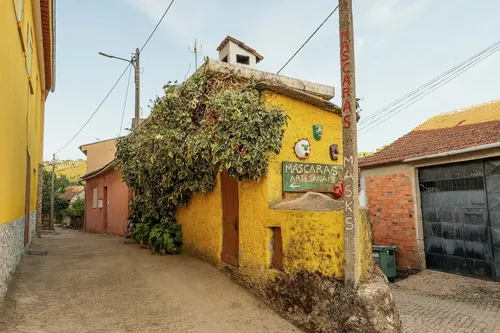 Casa com a oficina de máscaras artesanais, em Aveleda