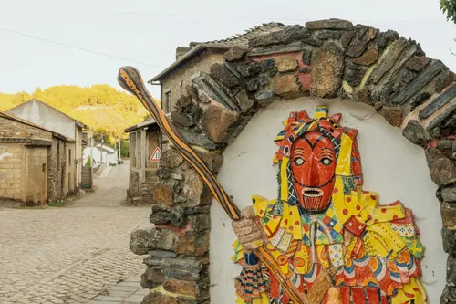 Mural do careto, pintado num arco de pedra em Varge