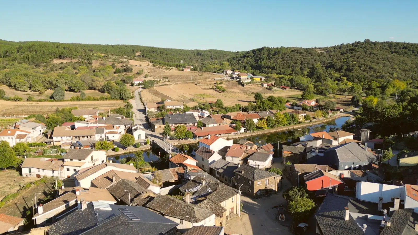 Vista aérea de Varge, entre o vale agrícola e a serra