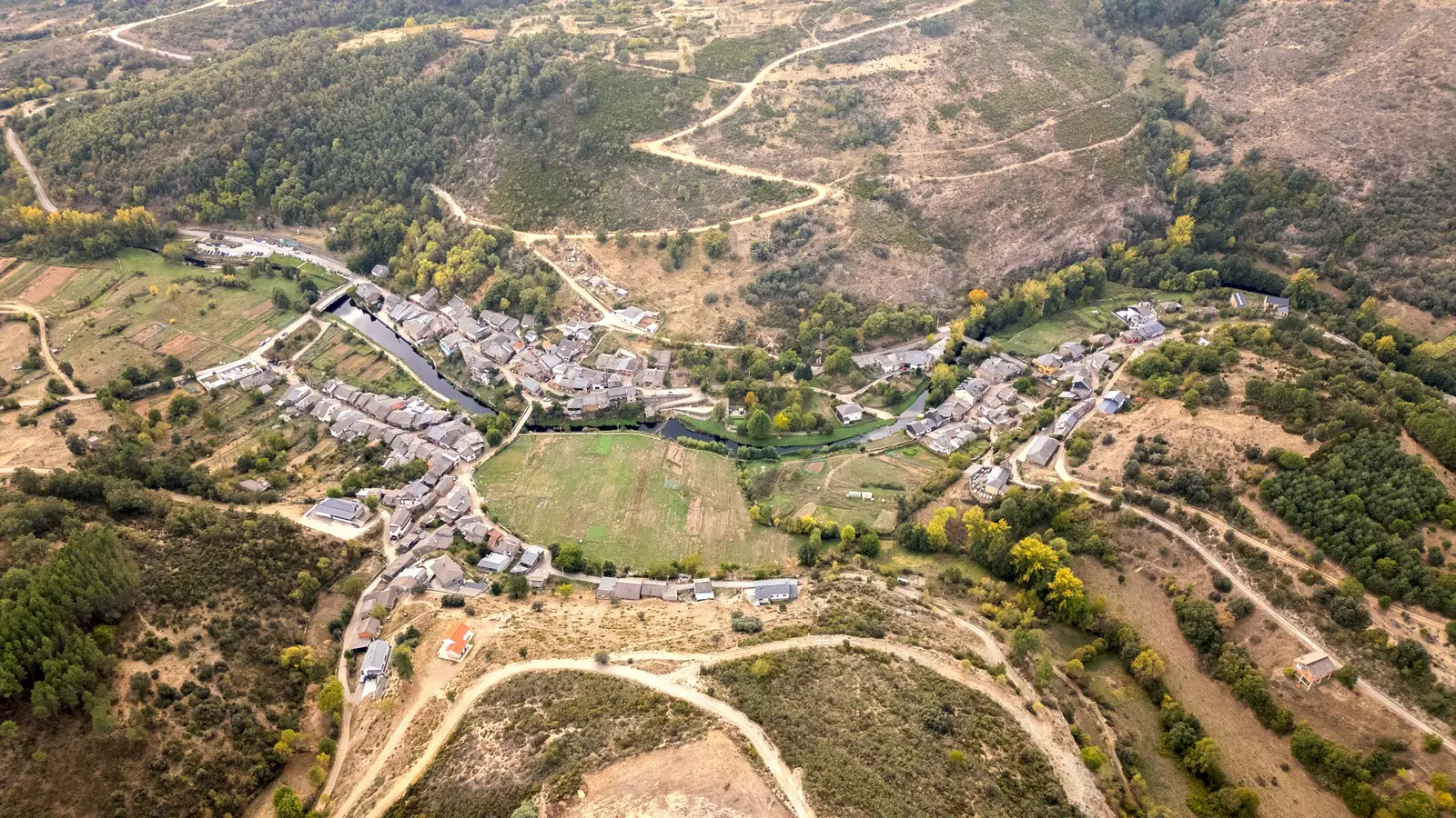 Vista aérea de Rio de Onor, entre as encostas do vale