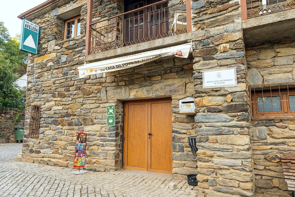 Entrada da sede da Junta de Freguesia de Aveleda, com a placa à porta