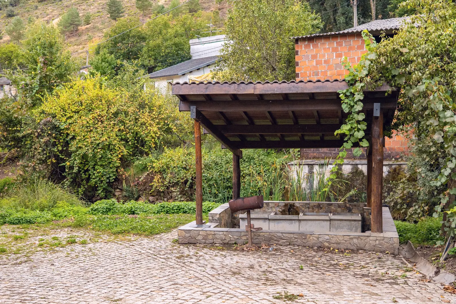 Fonte e tanque cobertos, junto à ribeira