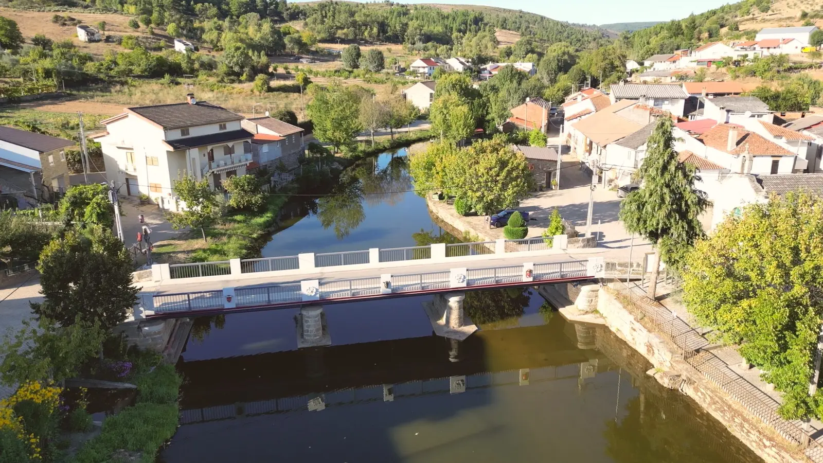 Ponte de Varge, com o brasão da União das Freguesias no parapeito