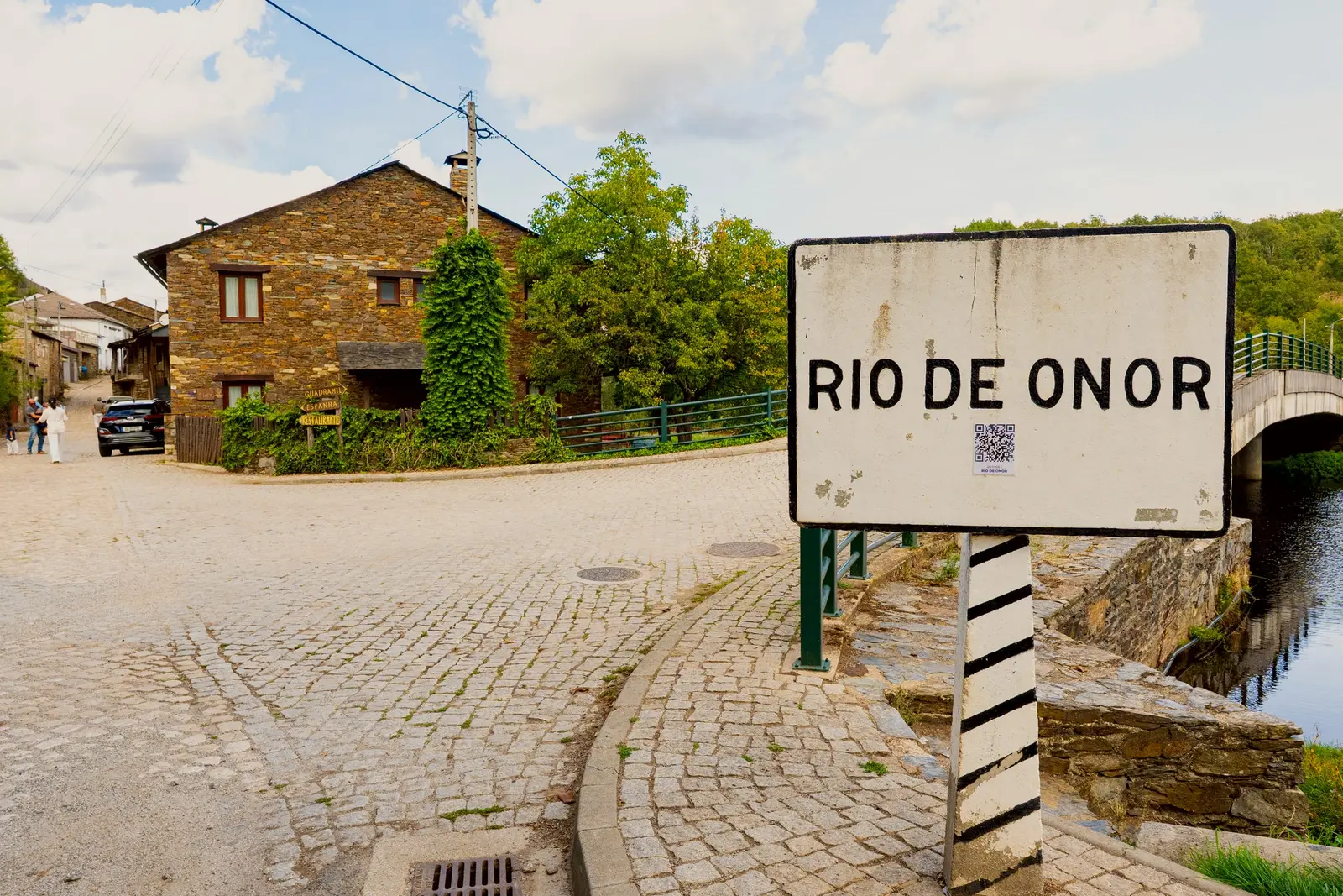 Placa de entrada de Rio de Onor, junto à ponte