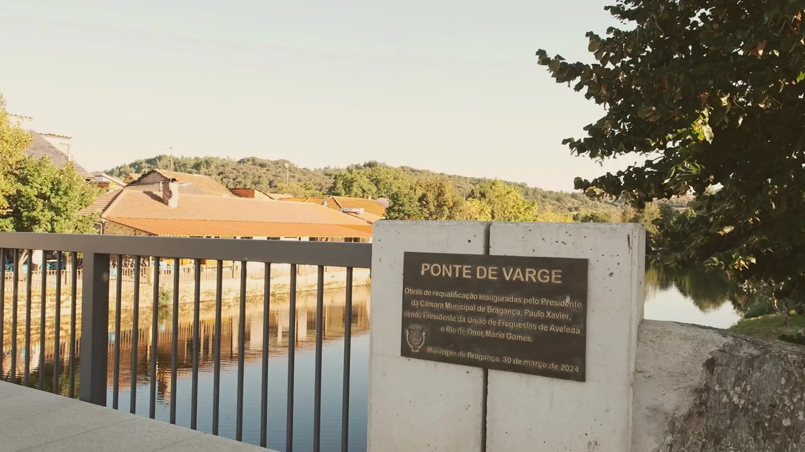 Placa comemorativa da requalificação da Ponte de Varge