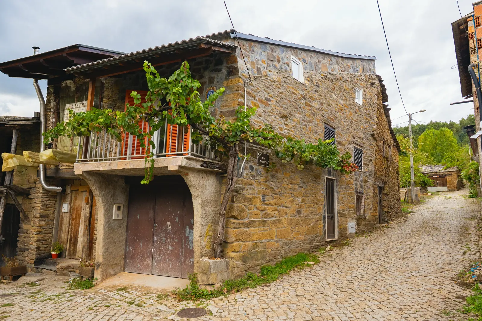 Casa de xisto de esquina, com varanda e videira
