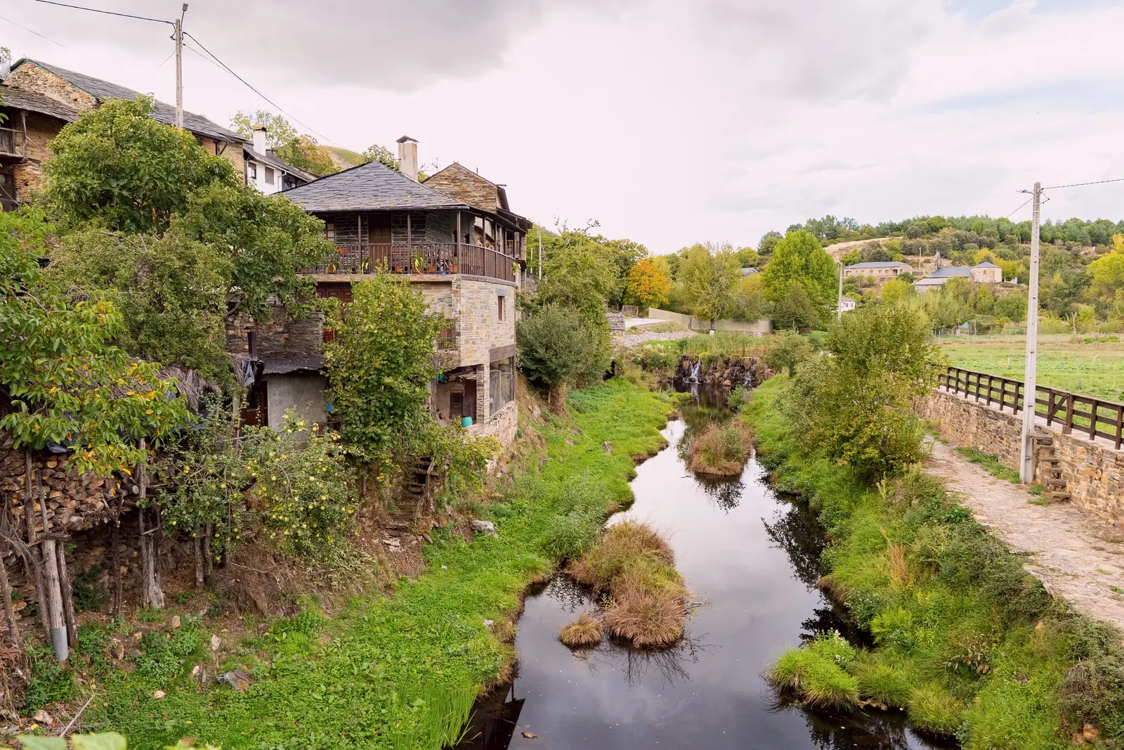 O rio entre as casas e os lameiros de Rio de Onor