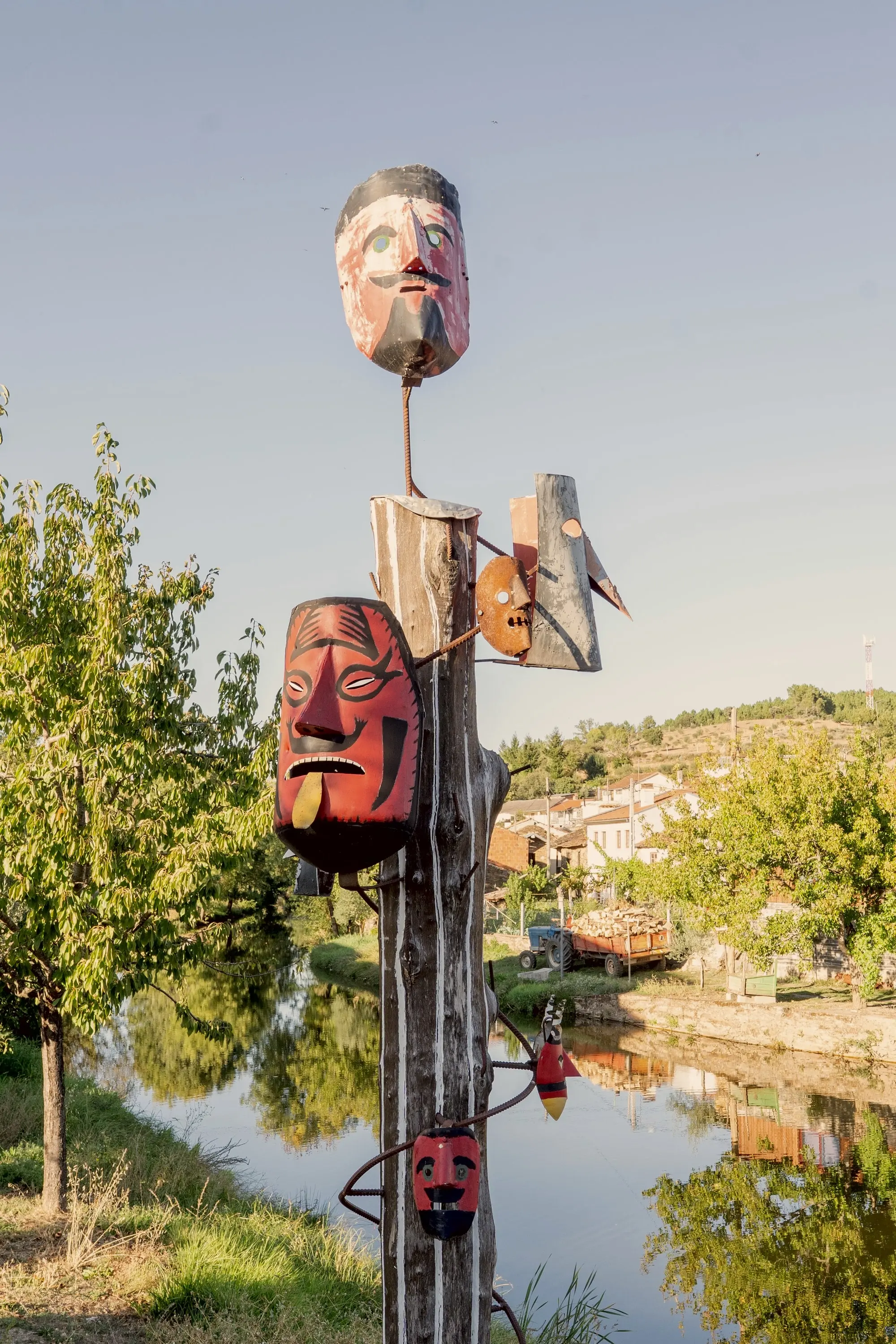 Pormenor das máscaras de careto do totem de Varge