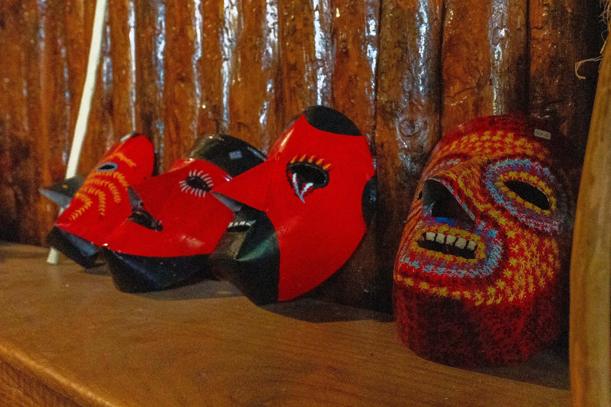 Máscaras de careto vermelhas, pintadas à mão, numa oficina de Rio de Onor